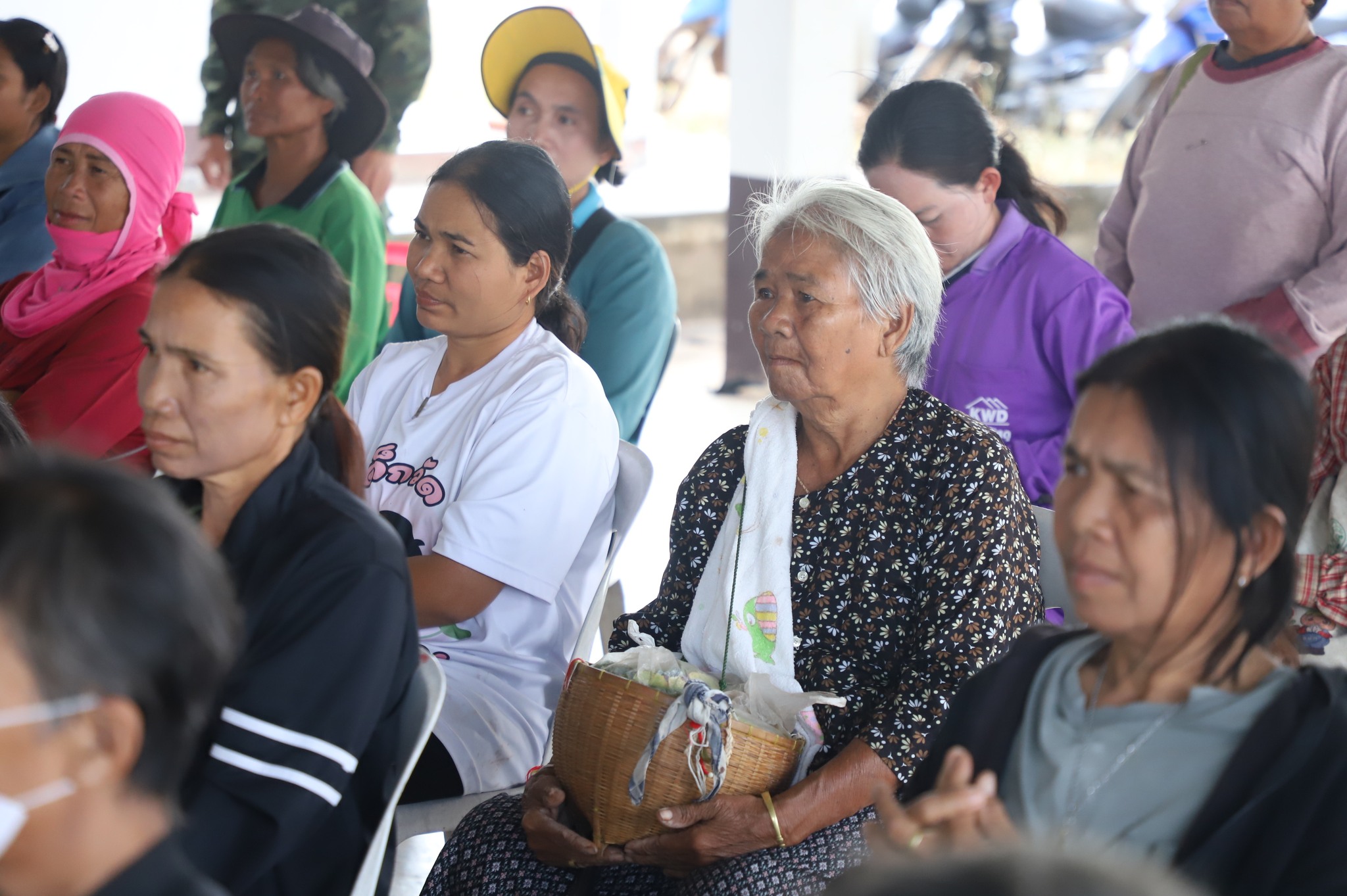 title - เลขาฯ ส.ป.ก. รุดให้กำลังใจพี่น้องเกษตรกรในเขตปฏิรูปที่ดินพื้นที่ชายแดนอุบลฯ ใกล้จุดสู้รบเพียง 7 กม.
